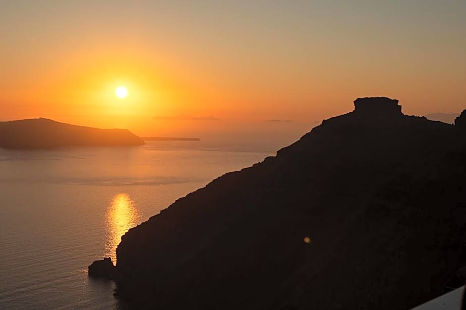 Sun Rocks Boutique Hotel - Caldera View Suites & Sunset Dining Experience