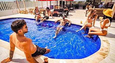 Nomads Party Hotel & Hostel