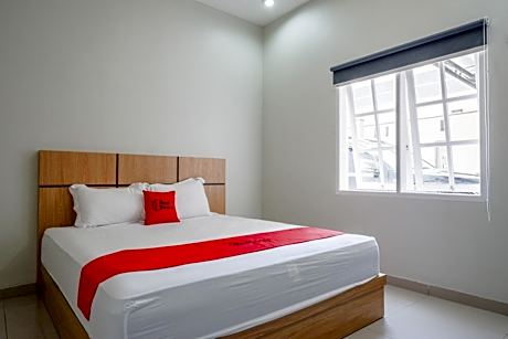 RedDoorz near Mutiara SIS Al Jufrie Airport Palu 2