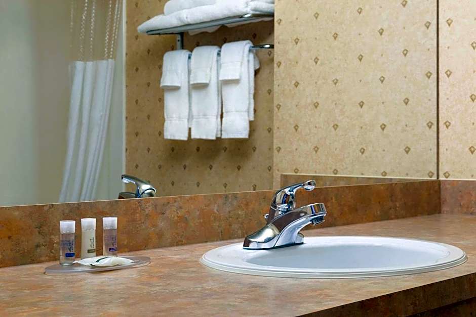 Days Inn & Suites by Wyndham Brooks