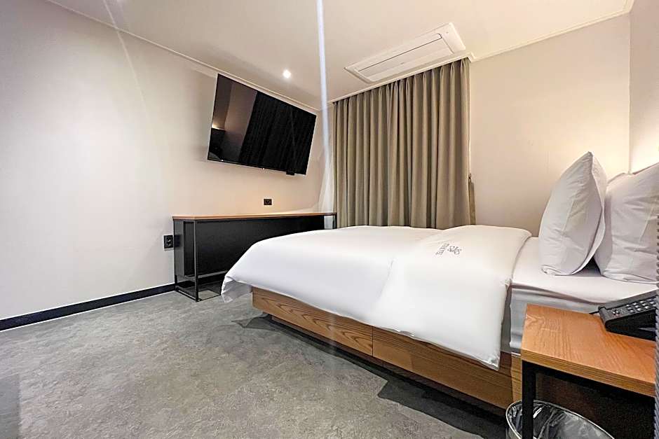 Hotel 99