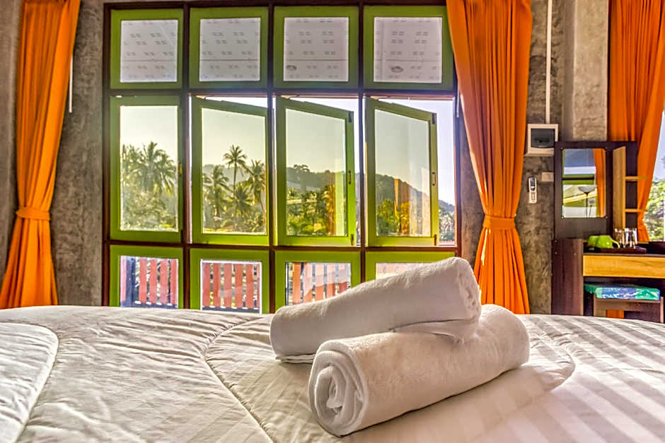 Tonmai Suites