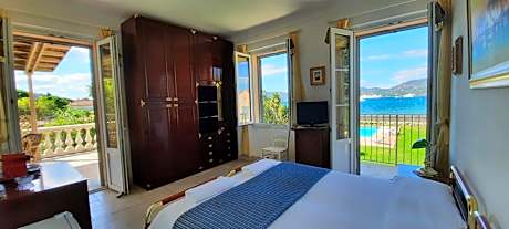 Quadruple Room with Shared Bathroom
