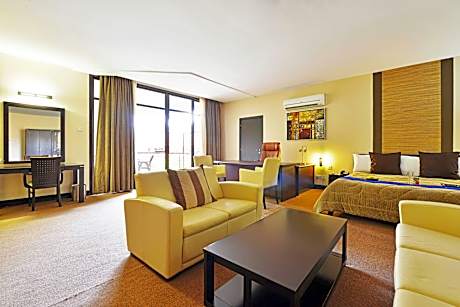 executive suite, 1 king, courtyard view, corner room, balcony