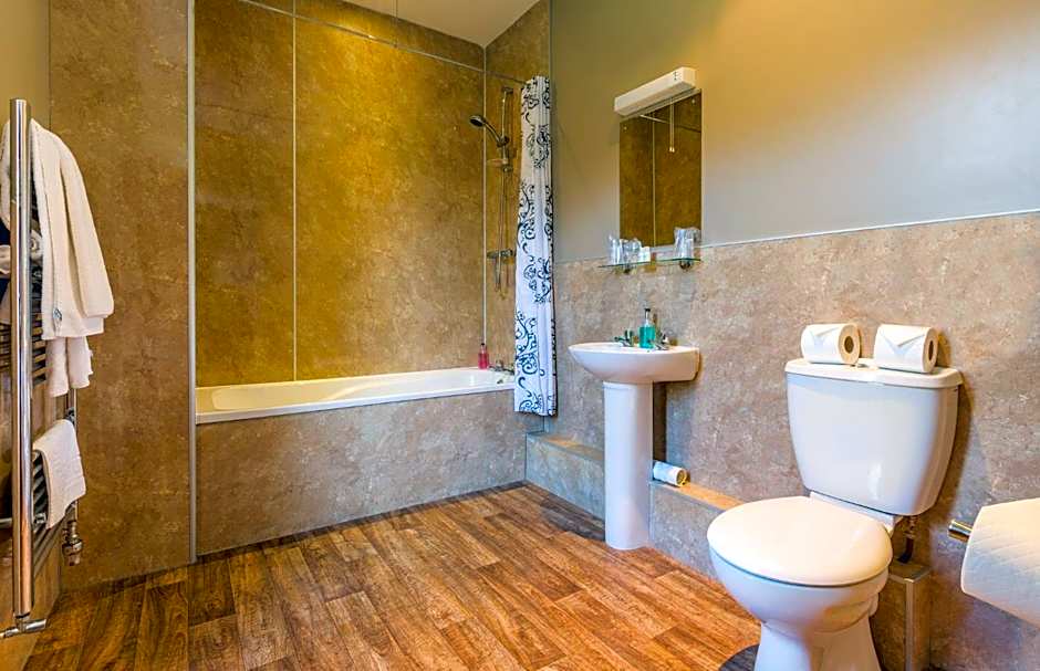 The Lounge Hotel & Bar