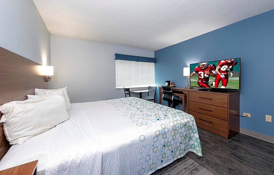 HomeTowne Studios by Red Roof Wilmington - New Castle