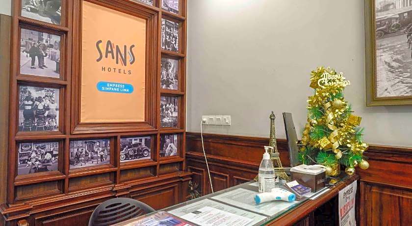 SANS Hotel Empress Simpang Lima