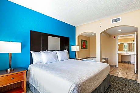 Deluxe King One Bedroom Suite, Kitchen