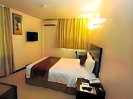 Standard Queen Room - Non-Smoking