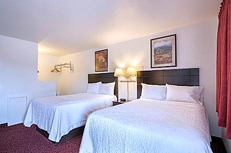 2 Queen Beds - No Smoking