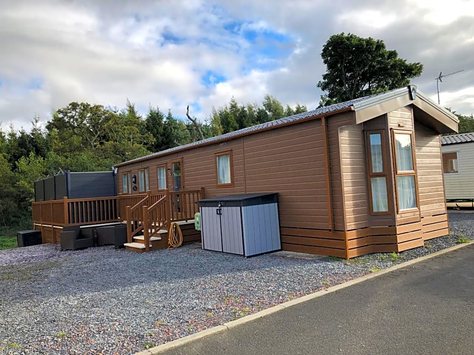 Moonlight Ridge -2 bedroom lodge with hot tub