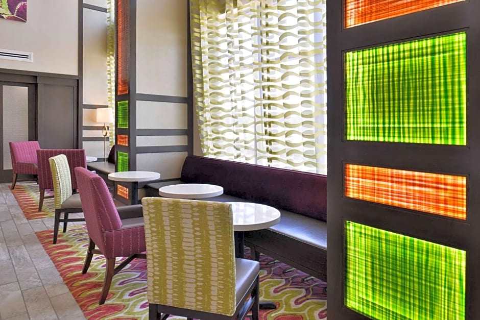 Hampton Inn By Hilton & Suites Dallas Market Center