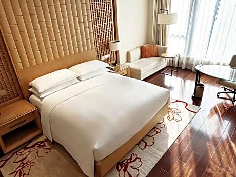 Premier King Room with City View