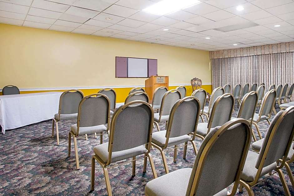 Ramada by Wyndham & Suites Warner Robins