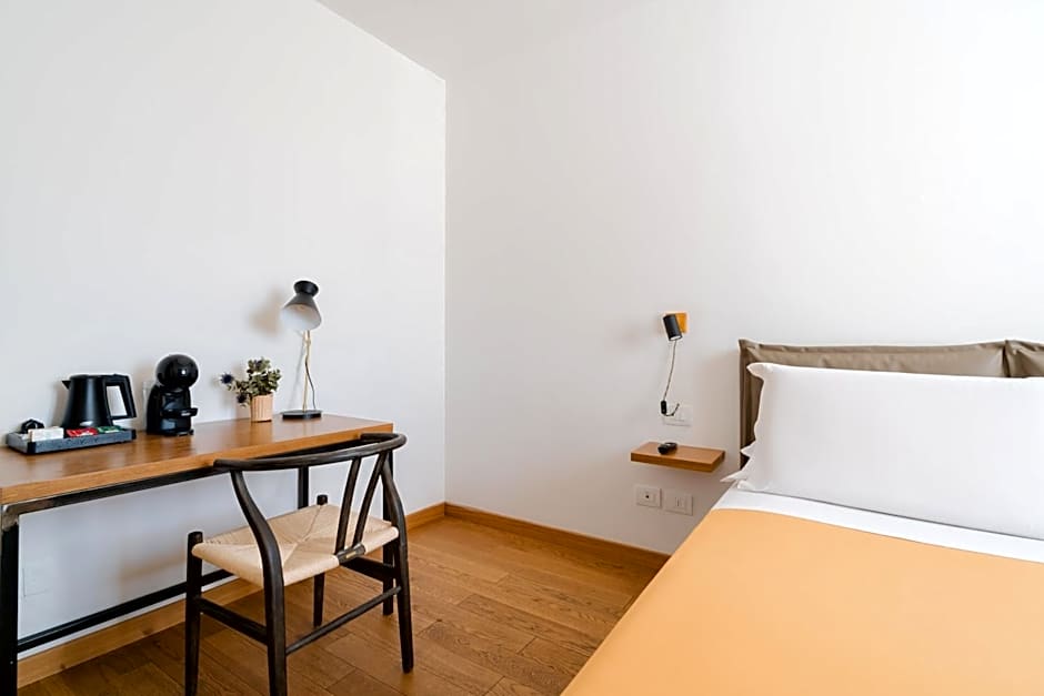 Glass House - Smart Rooms & Parking