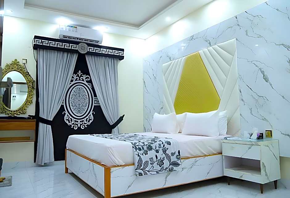 Roomi Rezidor – Karachi, TX