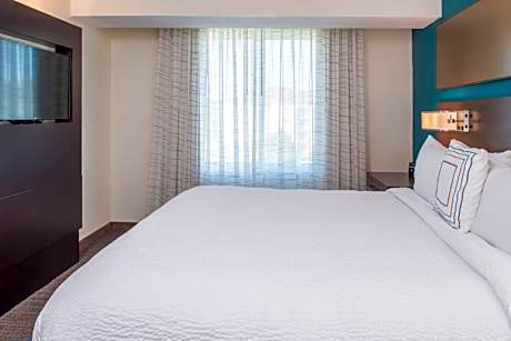 Two-Bedroom Suite with Roll-in Shower - Mobility and Hearing Accessible