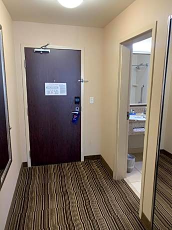 Suite - Hearing Accessible - Non-Smoking