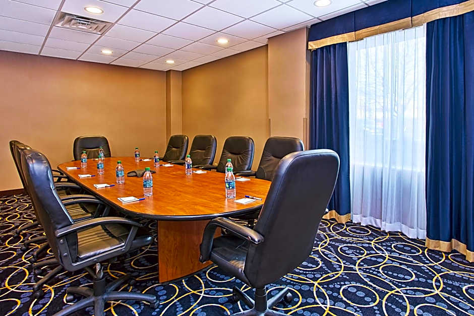 Holiday Inn Express and Suites Pittsburgh West Mifflin By IHG