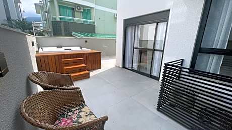 cód 161 - Apartamento com Jacuzzi, á poucos passos do mar!