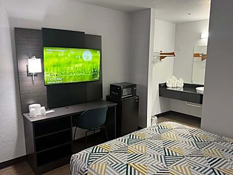 Deluxe Queen Room - Non-Smoking