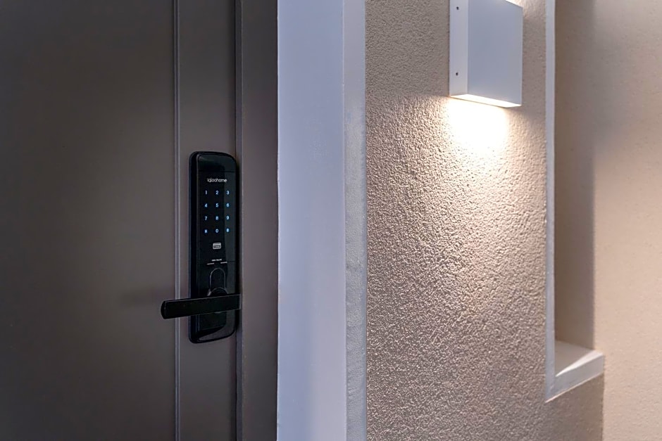 THE ADAMS - Self Check In Hotel