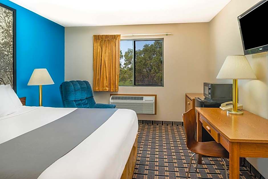 Super 8 by Wyndham Lincoln West