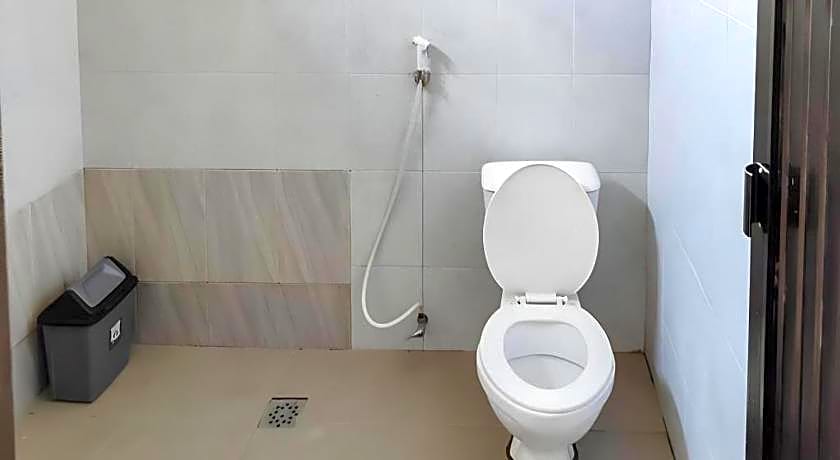 OYO 93051 Wisma Syariah Buloe Near Lapangan Abubakar Lambogo Batili Enrekang