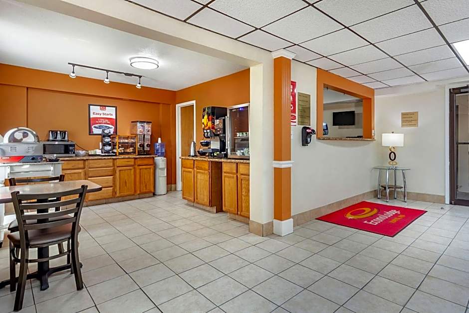 Econo Lodge Hays I-70