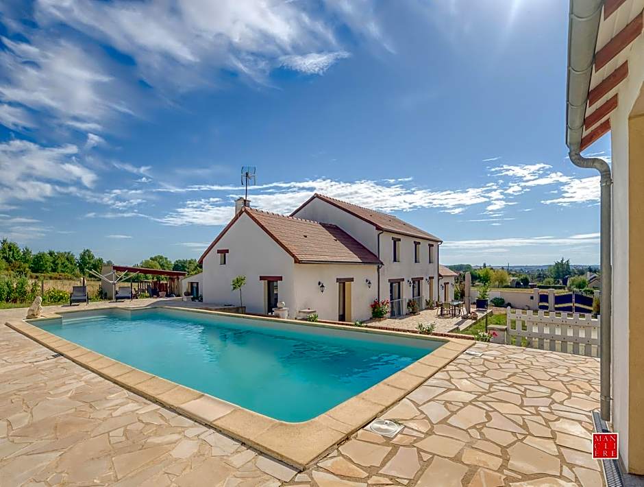 maison blanche piscine et petit déjeuner
