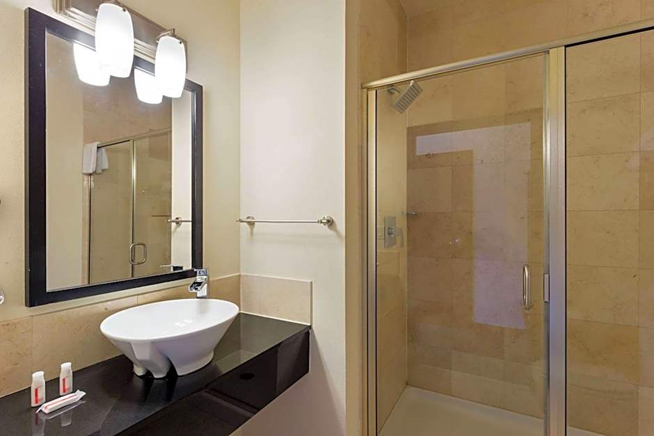 Days Inn & Suites by Wyndham Milwaukee