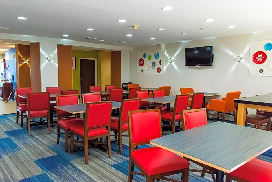 Holiday Inn Express Hotel And Suites Kinston