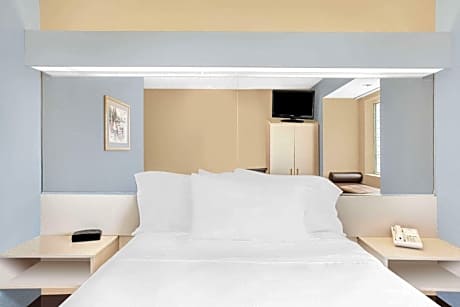 Superior Queen Suite - Disability Access - Non-Smoking