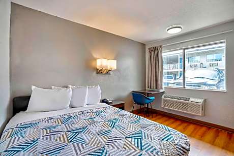 1 Queen Bed | Mob Acc RI Shwr Nsmk Micfridg