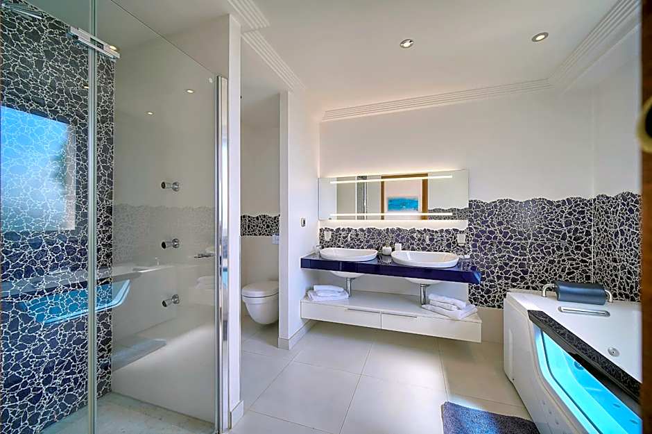 "AU HAVRE DE PAIX" 5 étoiles Prestige jacuzzi, hammam, sauna, PISCINE chauffée Mougins Cannes Grasse