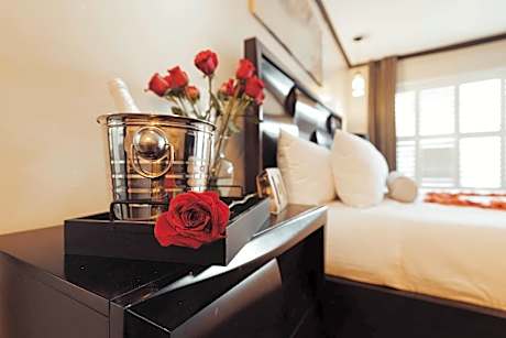 Jacuzzi Suite - 1 King Bed