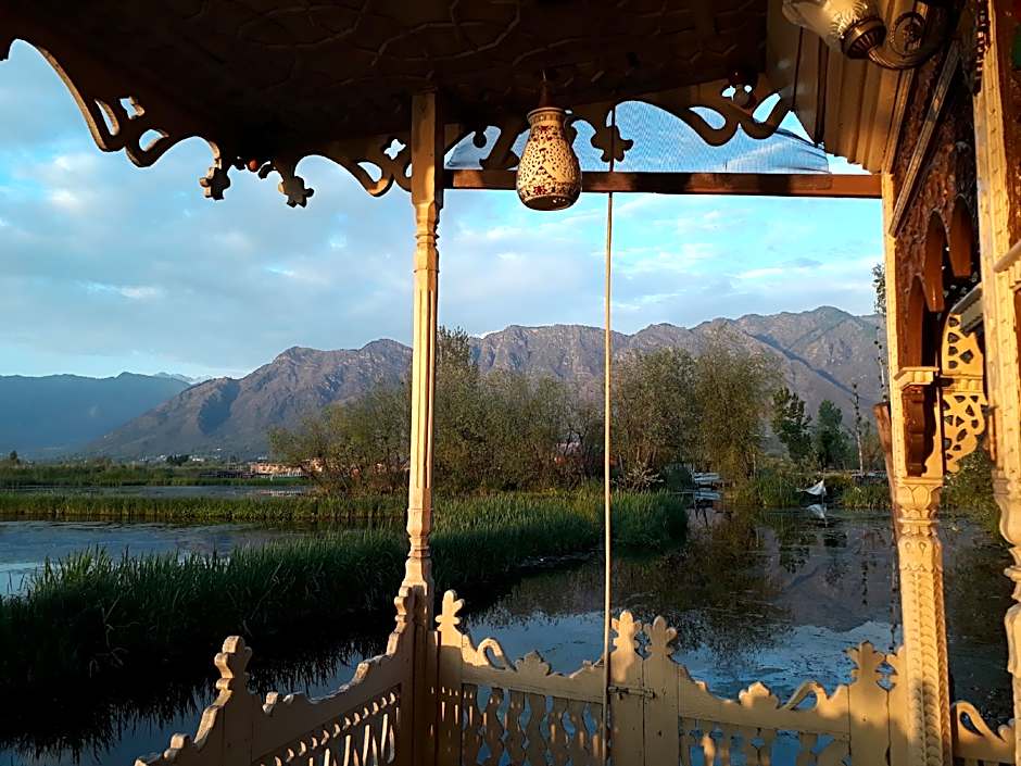 Houseboat Zaindari Palace