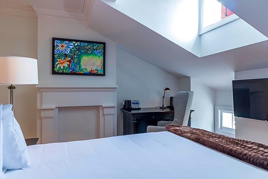 Royal Frenchmen Hotel and Bar