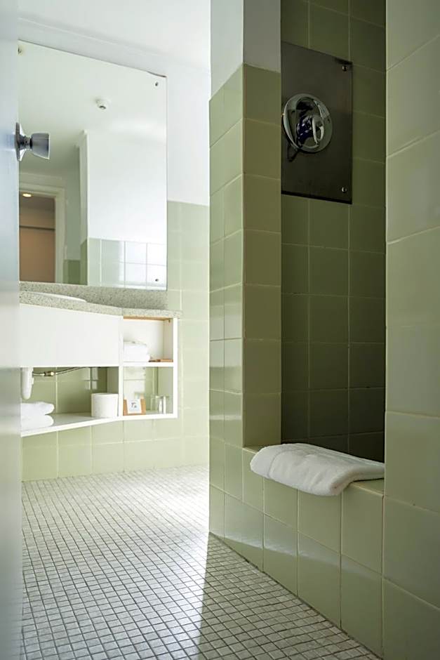 Bay Plaza Hotel