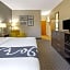 La Quinta Inn & Suites by Wyndham Detroit Metro Airport