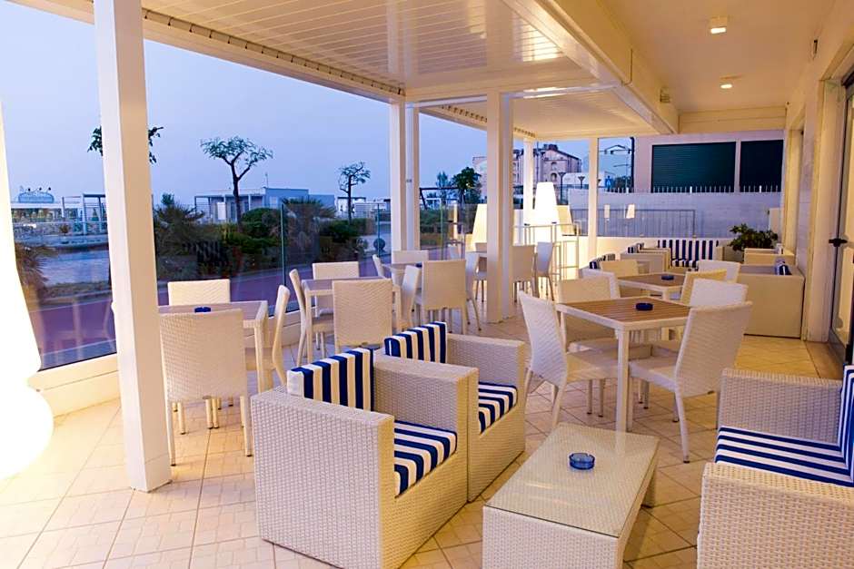 Alexandra B&B & Brunch -Beach Front Parking Included