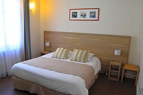 Classic Double Room with Bath in Skipper Building