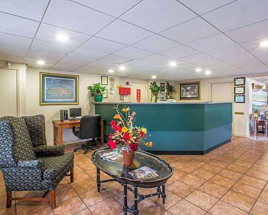 Econo Lodge Inn & Suites At Fort Moore