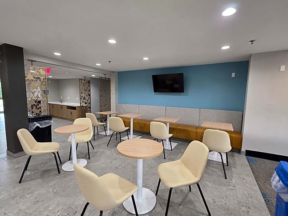 Days Inn & Suites by Wyndham Brandon Amphitheater