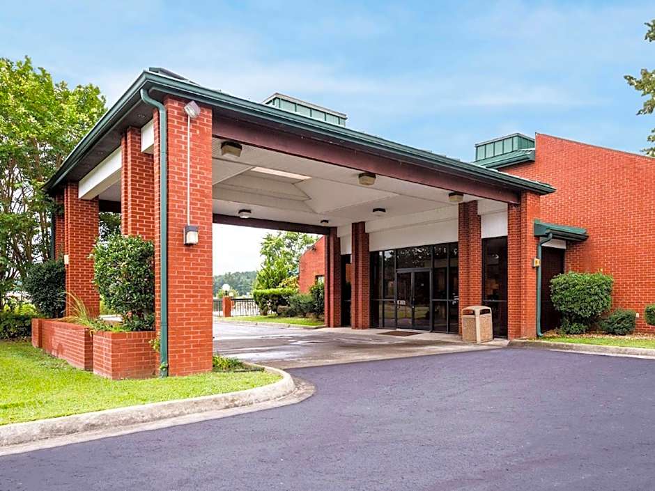 Studios and Suites 4 Less Emporia