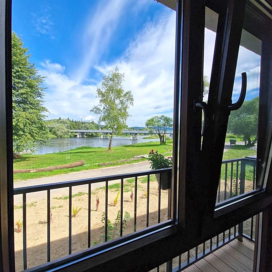 Przystań nad Sanem z widokiem na góry i rzekę