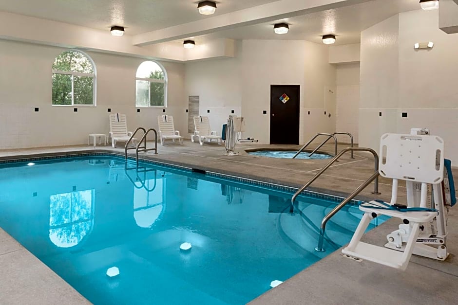 Country Inn & Suites by Radisson, Cedar Rapids Airport, IA