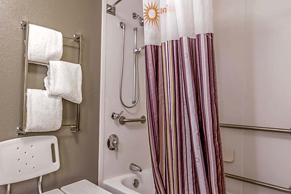 La Quinta Inn & Suites by Wyndham Atlanta Perimeter Medical Center