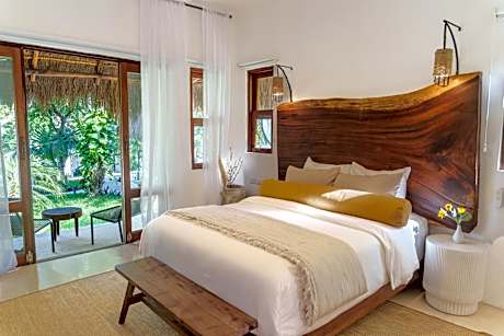 Queen Room with Garden View