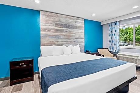 King Room with Roll In Shower - Disability Access/Non-Smoking